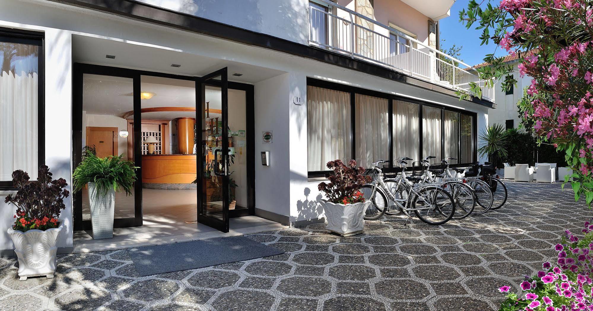 Hotel Helios Diano Marina Exterior photo